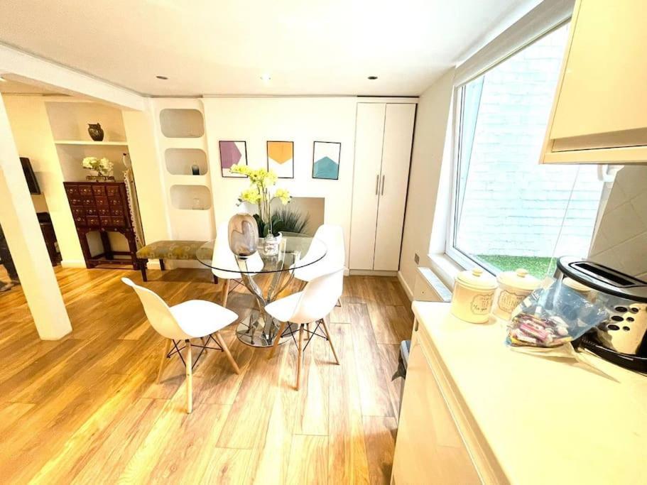 Historical Building / Cozy Basement Apt / Central CBG Exterior photo